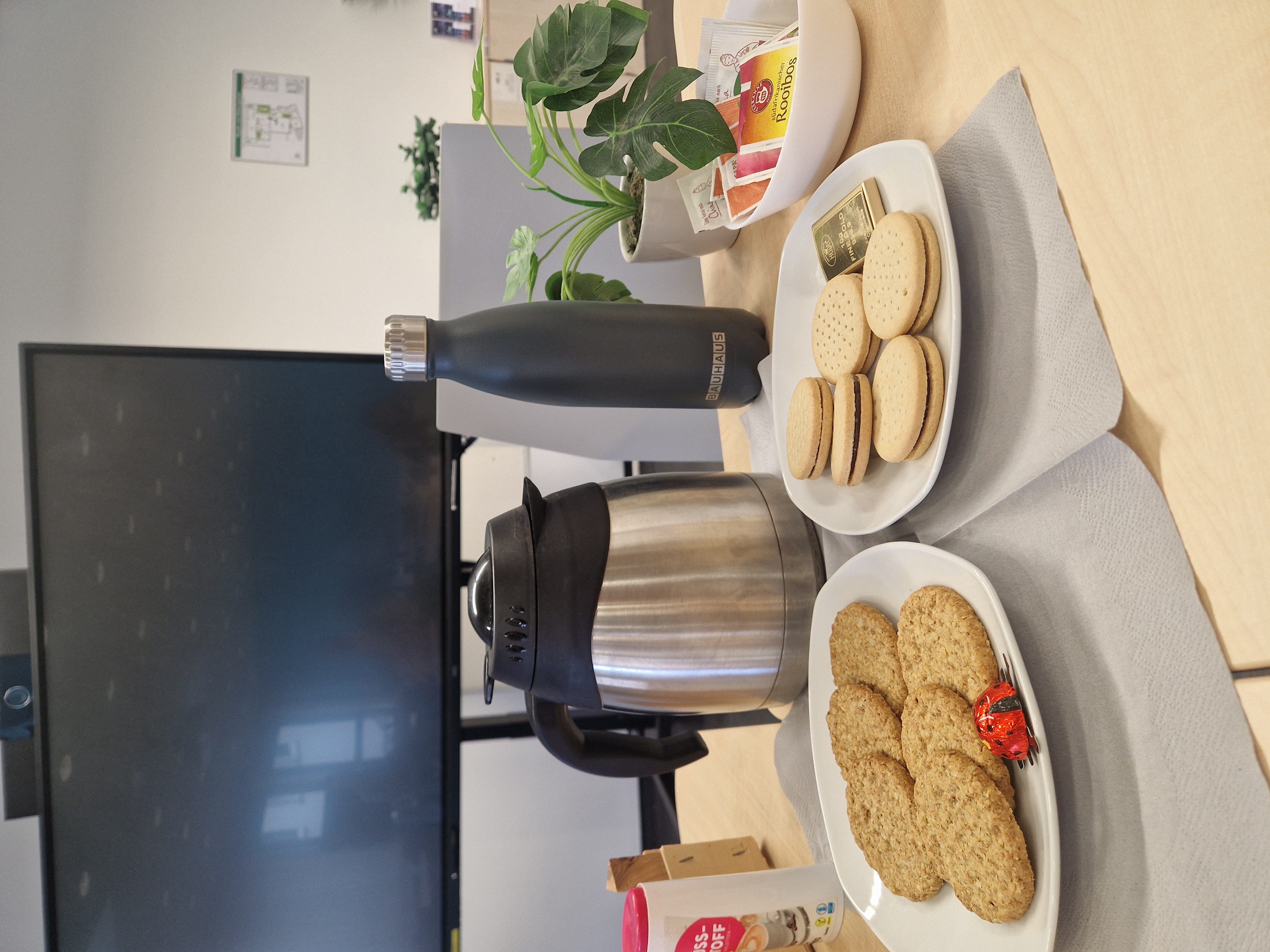 Kaffee, Tee und Kekse als Rahmen für den offenen Austausch beim Co-Creation-Austauschforum