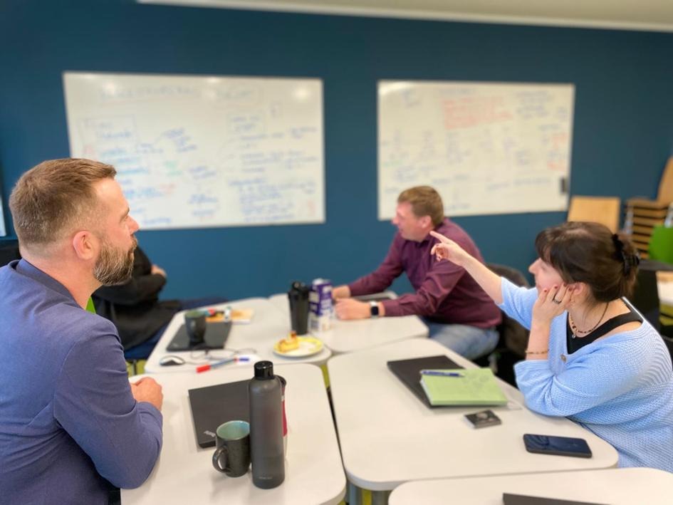 Diskussion beim Auftakttreffen zur Begleitforschung in der LFT-Werkstatt