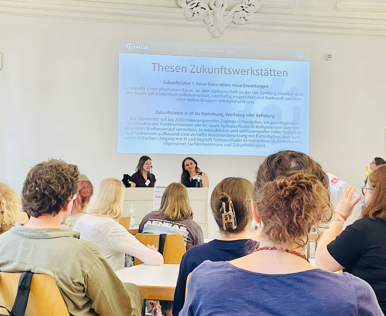 Begrüßung im Innenhof U2 beim BaKuLe-Forum Zukunftsuni 2030